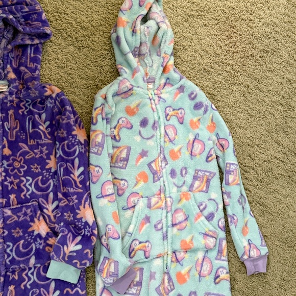 Bundle of 2 Hooded Fleece Onesie pajamas size 7/8 - Picture 3 of 4